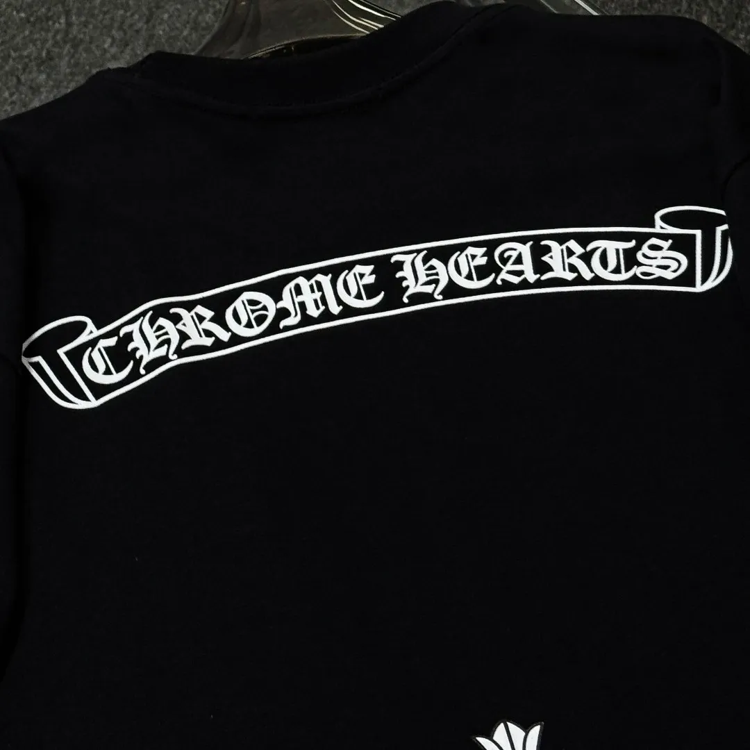 P180 Chrome Hearts Chrome Hearts 25 high version. The fabric is made of 300 grams of high-density cotton. It does not deform or shrink. It has three labels. It is the same style for men and women. Technology: Digital printing. Color: White. Black. SIZE: S-XL.